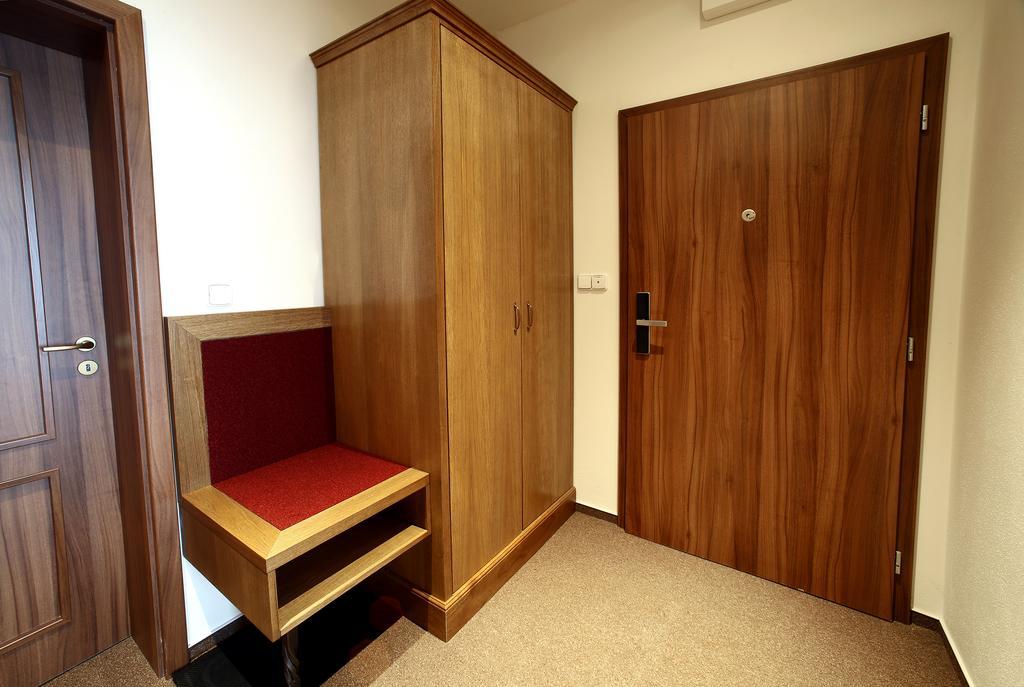 Apartments & Suites Zluta Hruska Пилзен Екстериор снимка