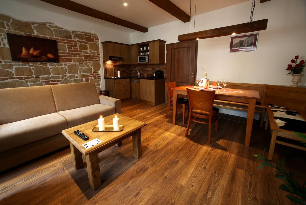 Apartments & Suites Zluta Hruska Пилзен Екстериор снимка